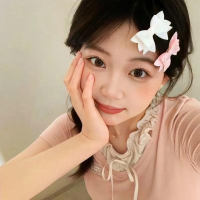 她在这里
